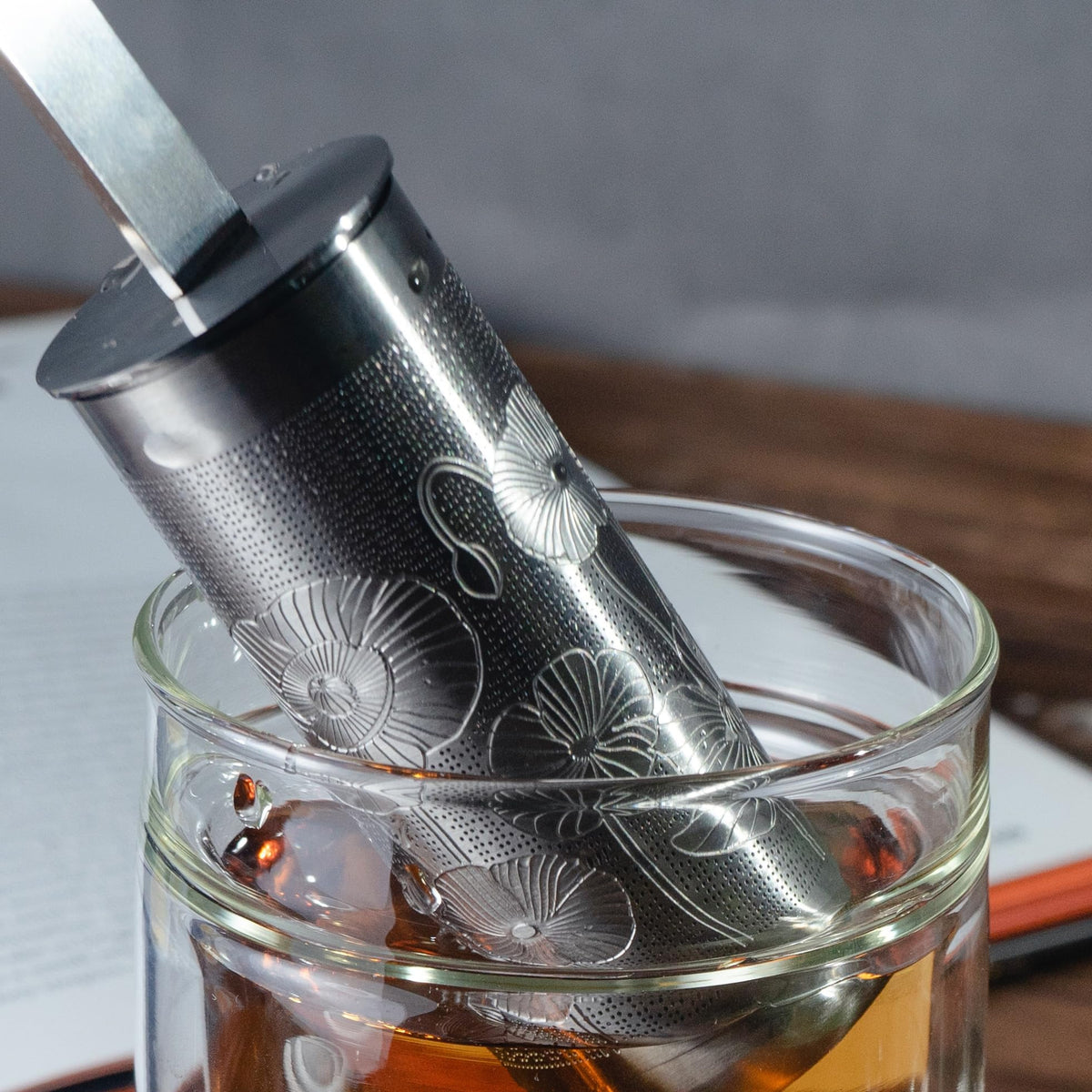 01liv Silver-finish tea infuser exudes elegant look for tea rituals.