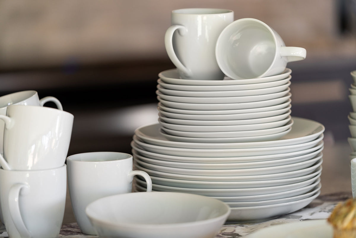 10 Strawberry Street classic coupe plate adds timeless elegance to any setting.