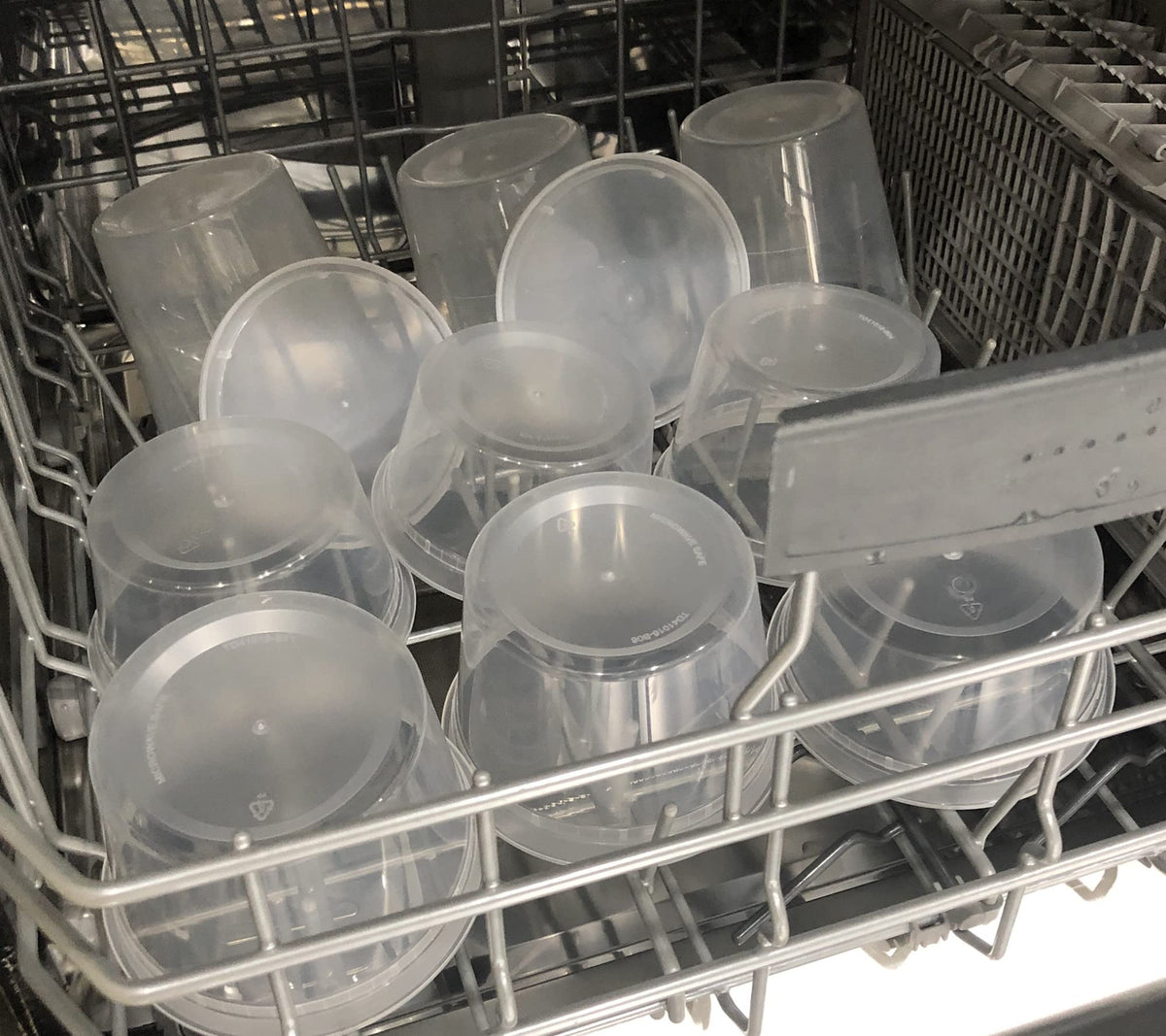 4ULIFE dishwasher-safe deli containers for easy cleaning in kitchens.