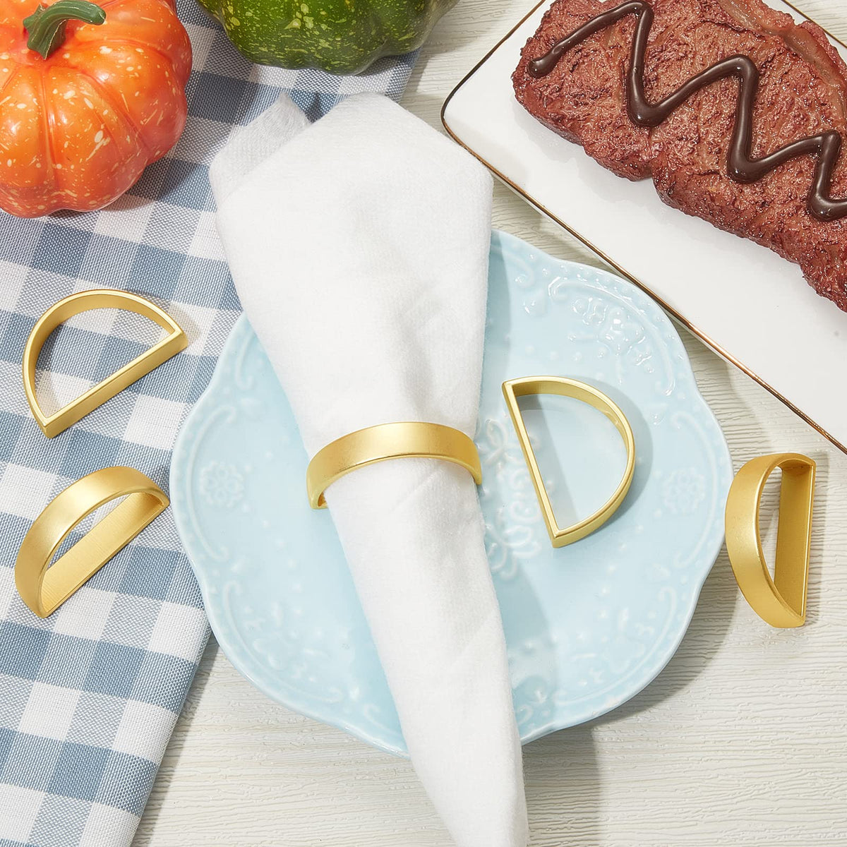 CHENGU napkin rings used in a wedding banquet setting