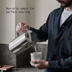 Aarke kettle featuring a heat-safe handle for comfortable pouring