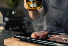 AccuTaste ergonomic handle for comfortable seasoning motions.