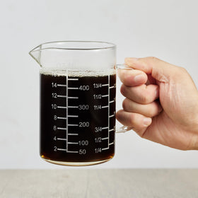 Ackers Mirror Etching Scale Cup shows precise cup-ml-oz markings for accurate readings