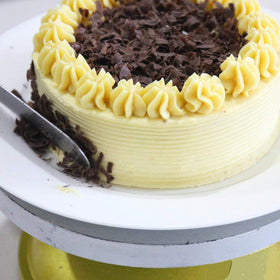 Acronde 8-inch straight icing spatula for larger cakes and even coverage.