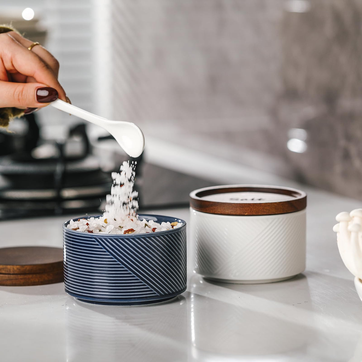 Adewnest acacia wood lid removable lid protects seasonings from spills