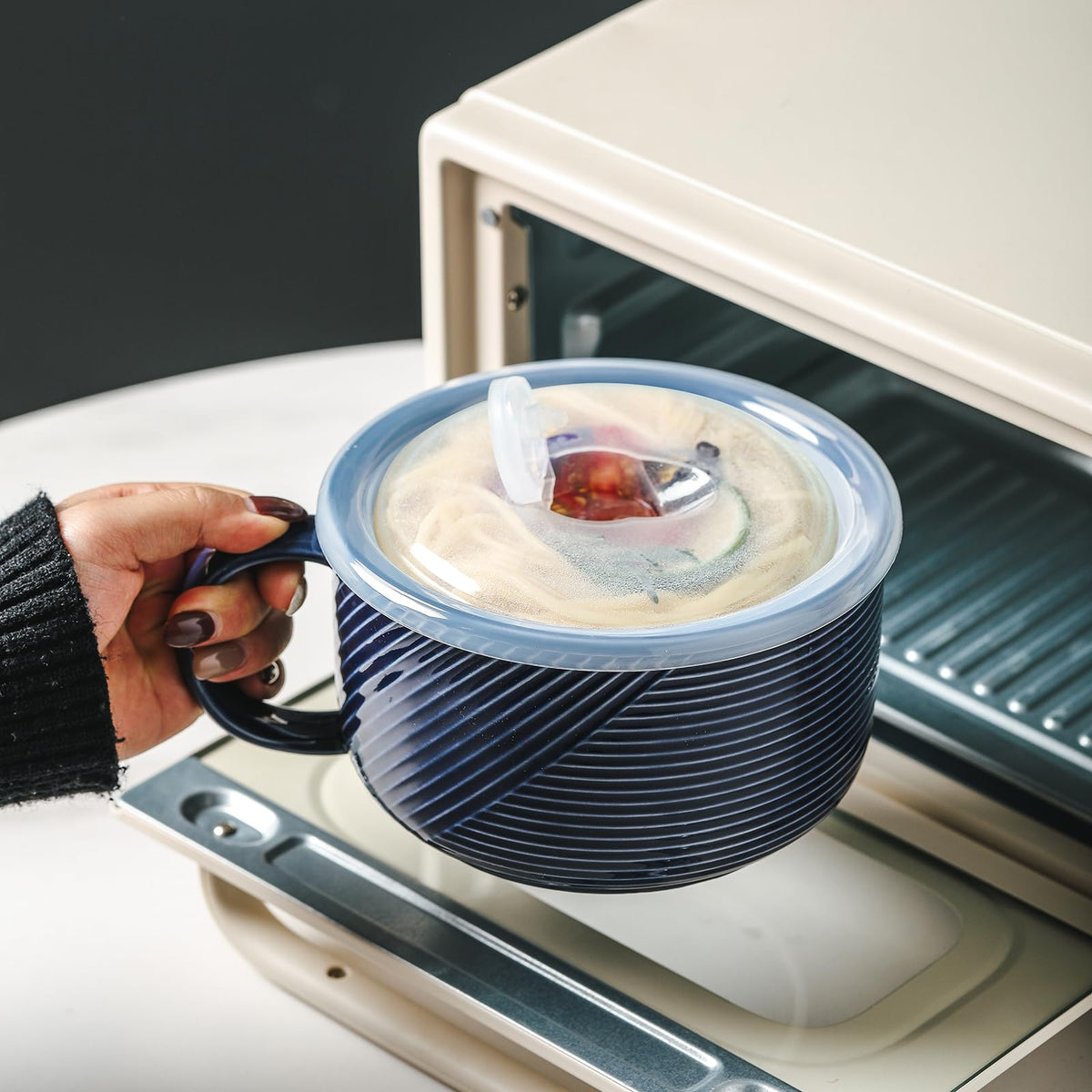 Adewnest sealable lid keeps meals fresh for later use.