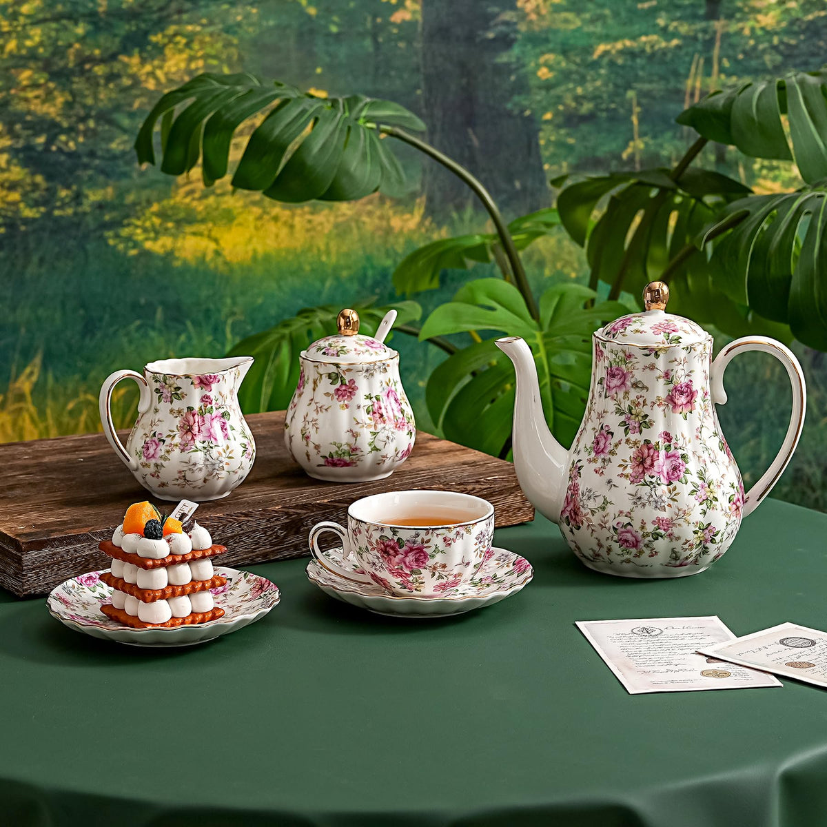 Agyiuns porcelain set suited for parties or café settings.