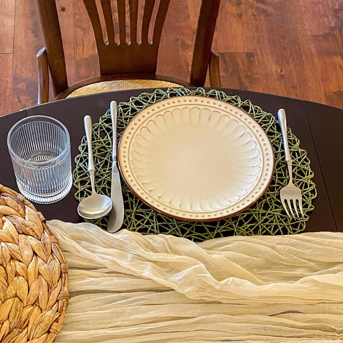 AHHFSMEI 13-inch round placemats fit standard dining tables