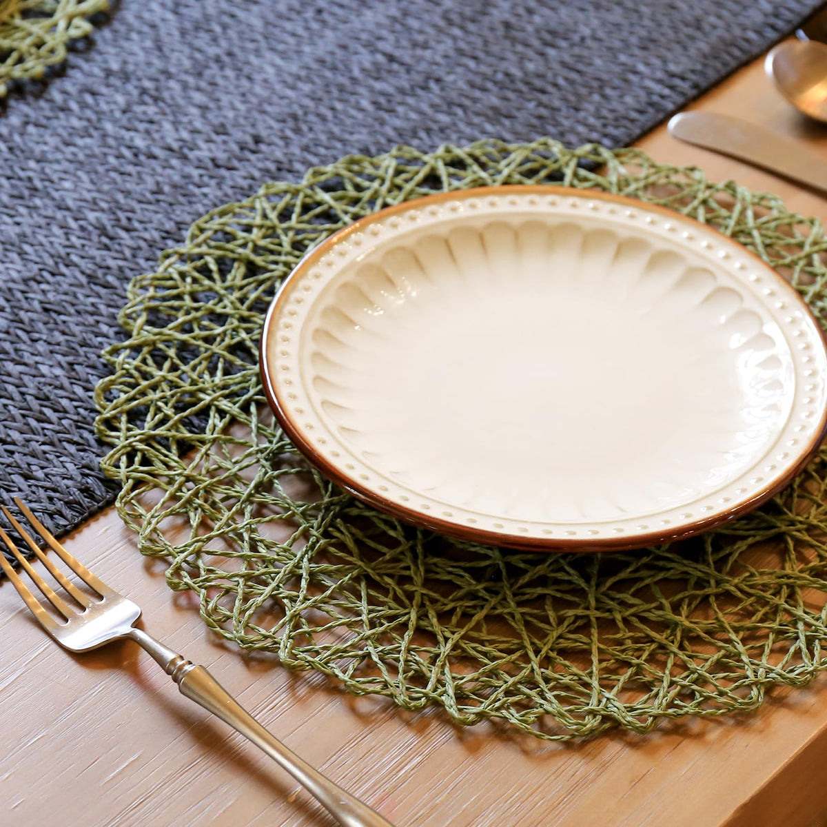 AHHFSMEI hollow rope-woven placemat adds artisanal charm