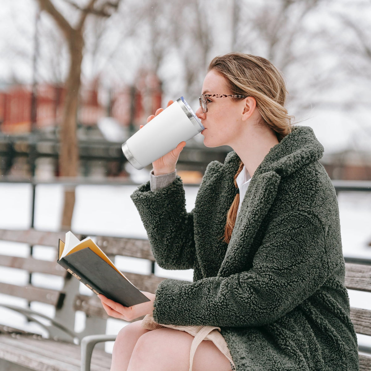 AIANJI white tumbler for hot coffee and cold drinks all day long.