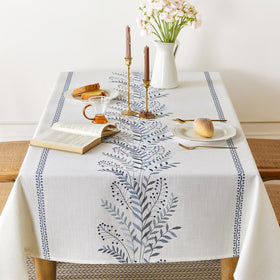 Aiimart wrinkle-resistant tablecloth maintains a neat look after use.