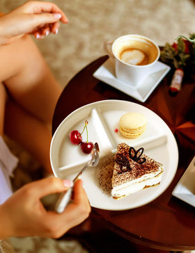 AISBUGUR elegant white ceramic plate suitable for daily dining