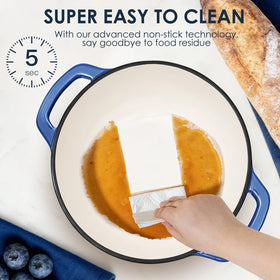 AIVIKI enamel pot paired with thick cotton potholders for safe handling.