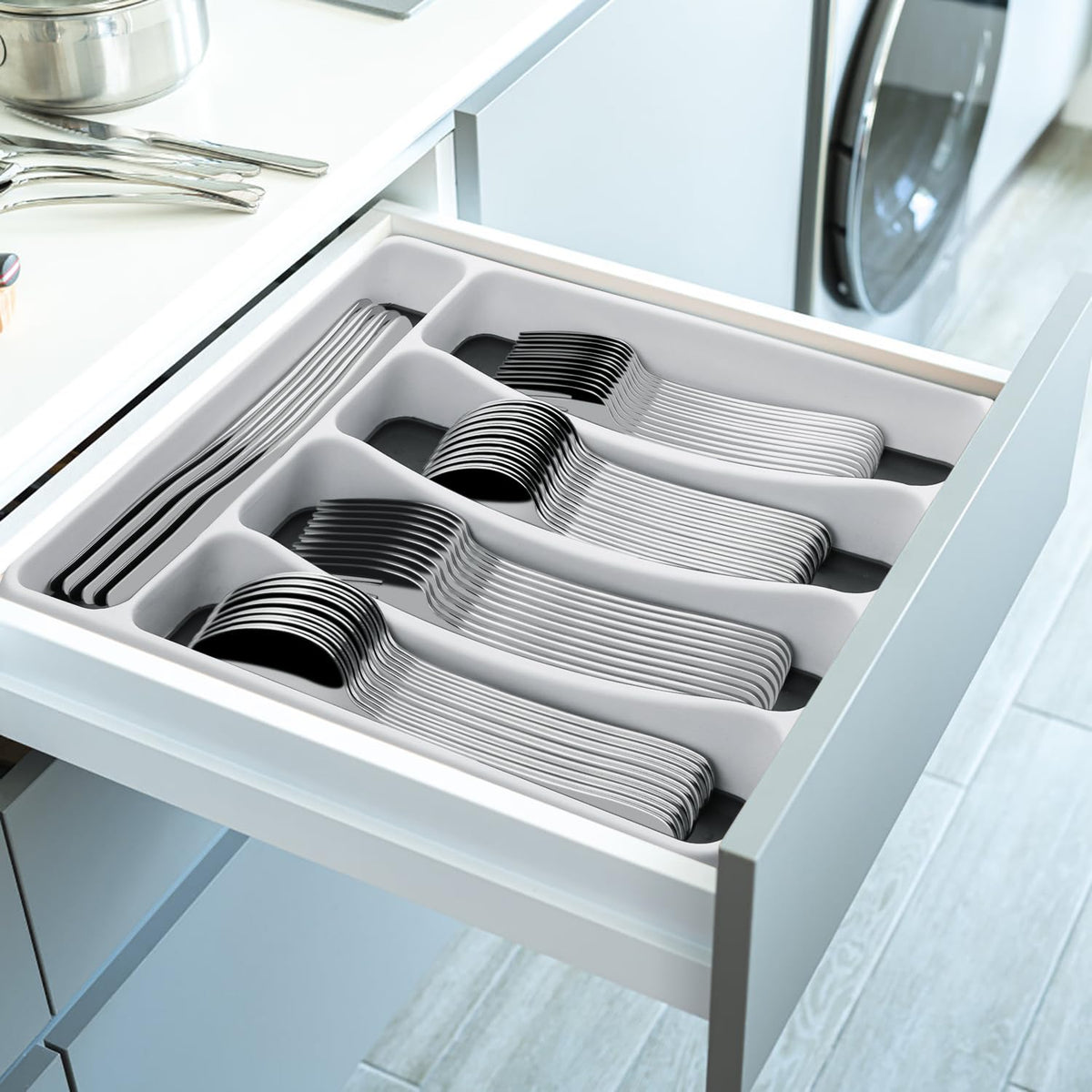 AIVIKI mirror-polished flatware, dishwasher-safe design for easy cleanup.