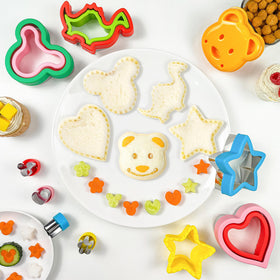 AKHMLEF bear sandwich cutter turns sandwiches into cute bites.