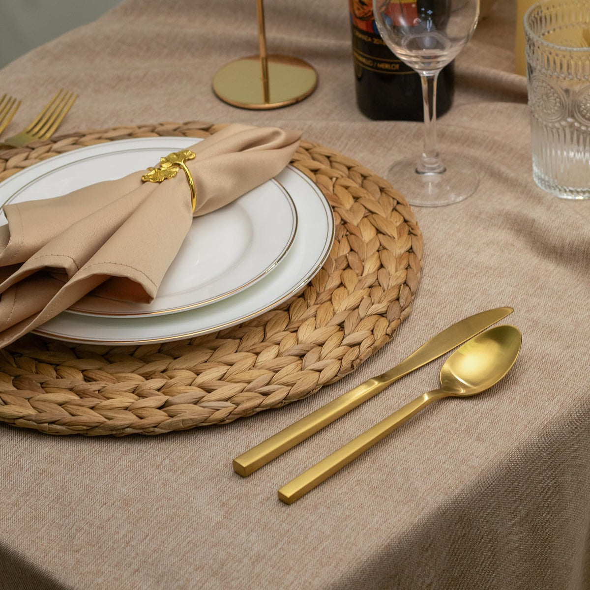 Table setting featuring Alata Cube Gold for four, ideal for entertaining.
