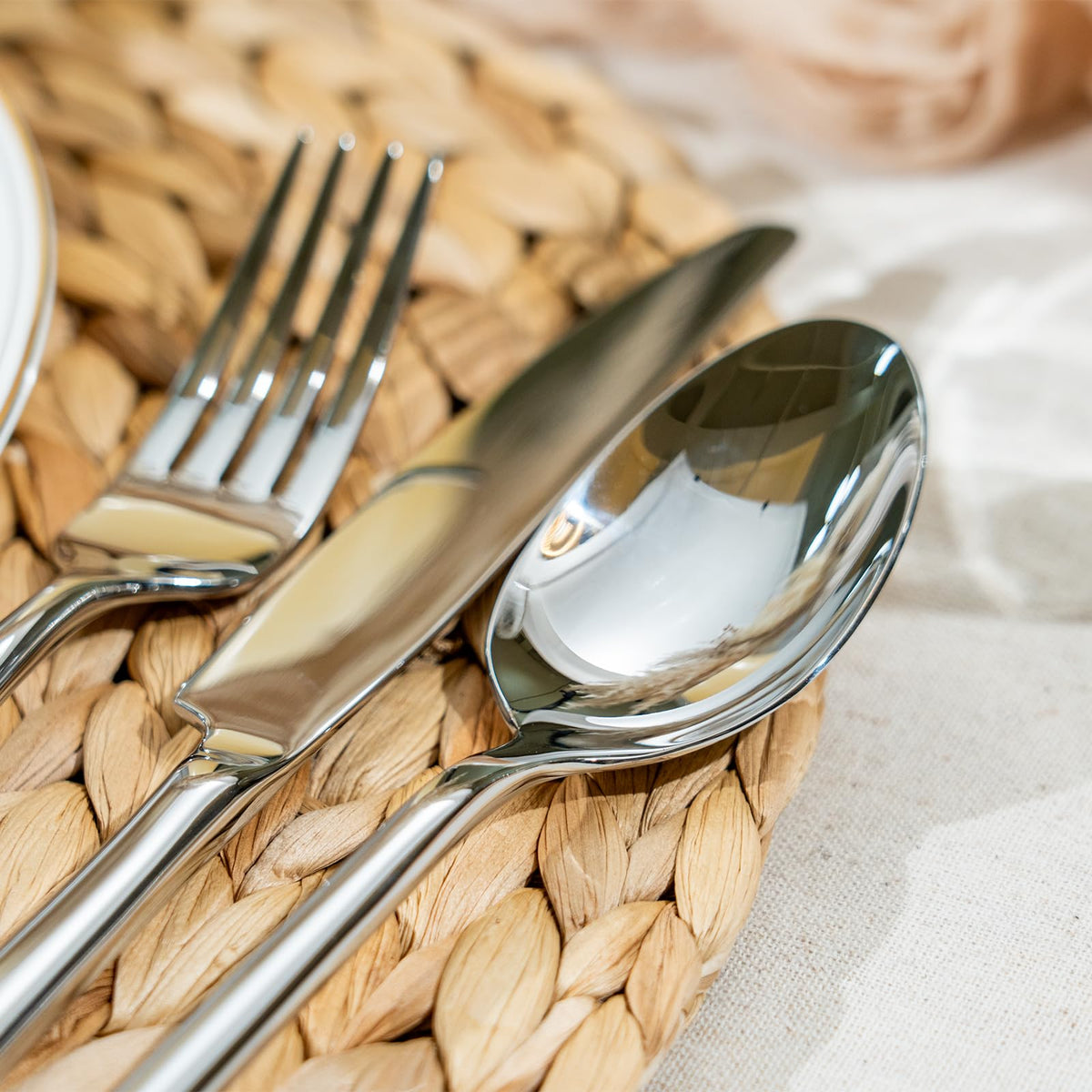 Ergonomic round handles on Alata Potter provide comfortable dining