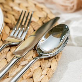 Ergonomic round handles on Alata Potter provide comfortable dining