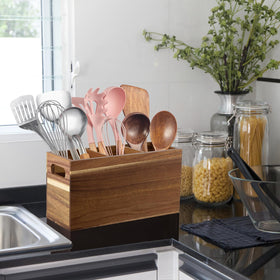 ALELION acacia wood utensil holder showing removable divider for adjustable space.