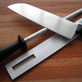 ALLWIN-HOUSEWARE W anti-slip metal tip keeps the rod steady on the counter.