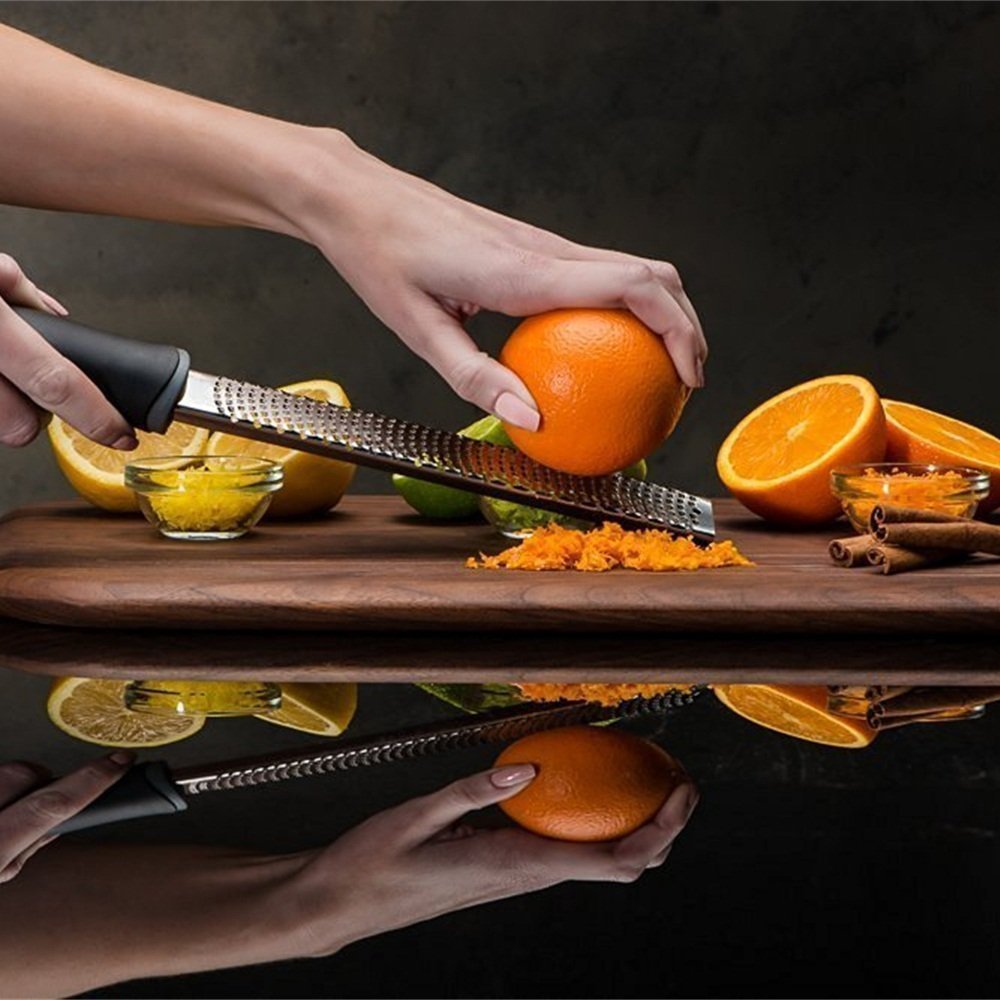 ALLWIN-HOUSEWARE W plastic-cover shields the blade and keeps prep surfaces clean.