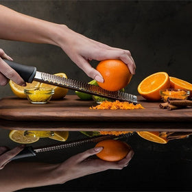 ALLWIN-HOUSEWARE W plastic-cover shields the blade and keeps prep surfaces clean.