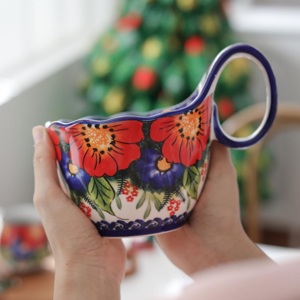 ALMA scalloped-edge ceramic bowl with rounded rim and vintage touch.