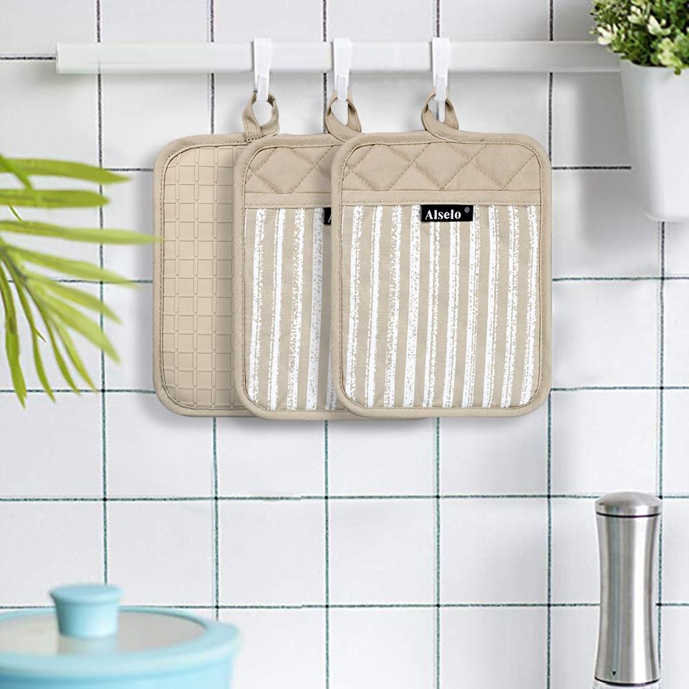 Easy to clean and stain resistant for everyday use with Alselo potholders.