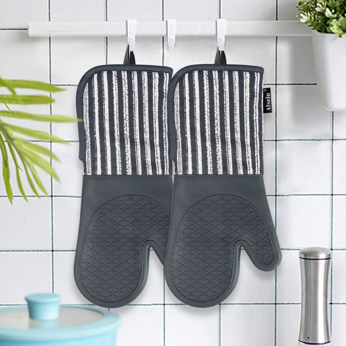 Alselo hanging loop keeps mitts within easy reach.