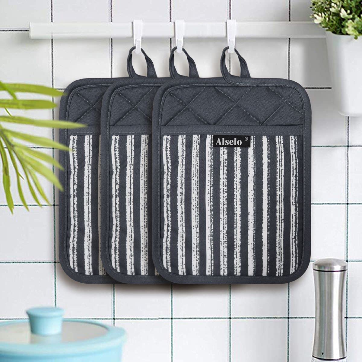 Alselo square grid texture aids a stable grip on pans