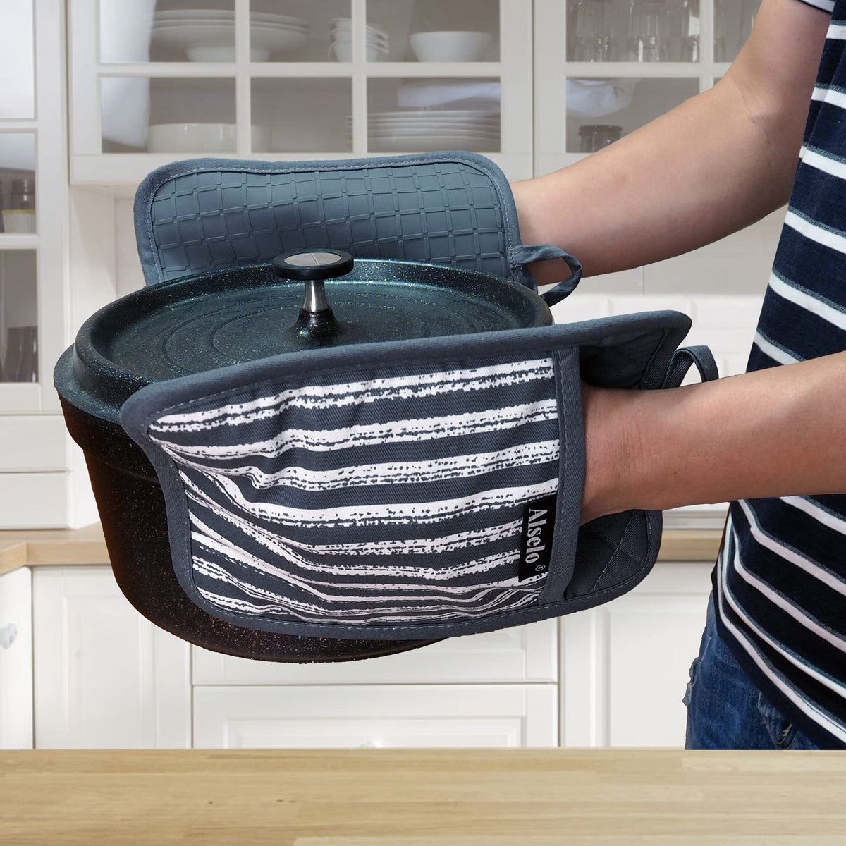 Alselo pockets provide convenient hand access during cooking and baking
