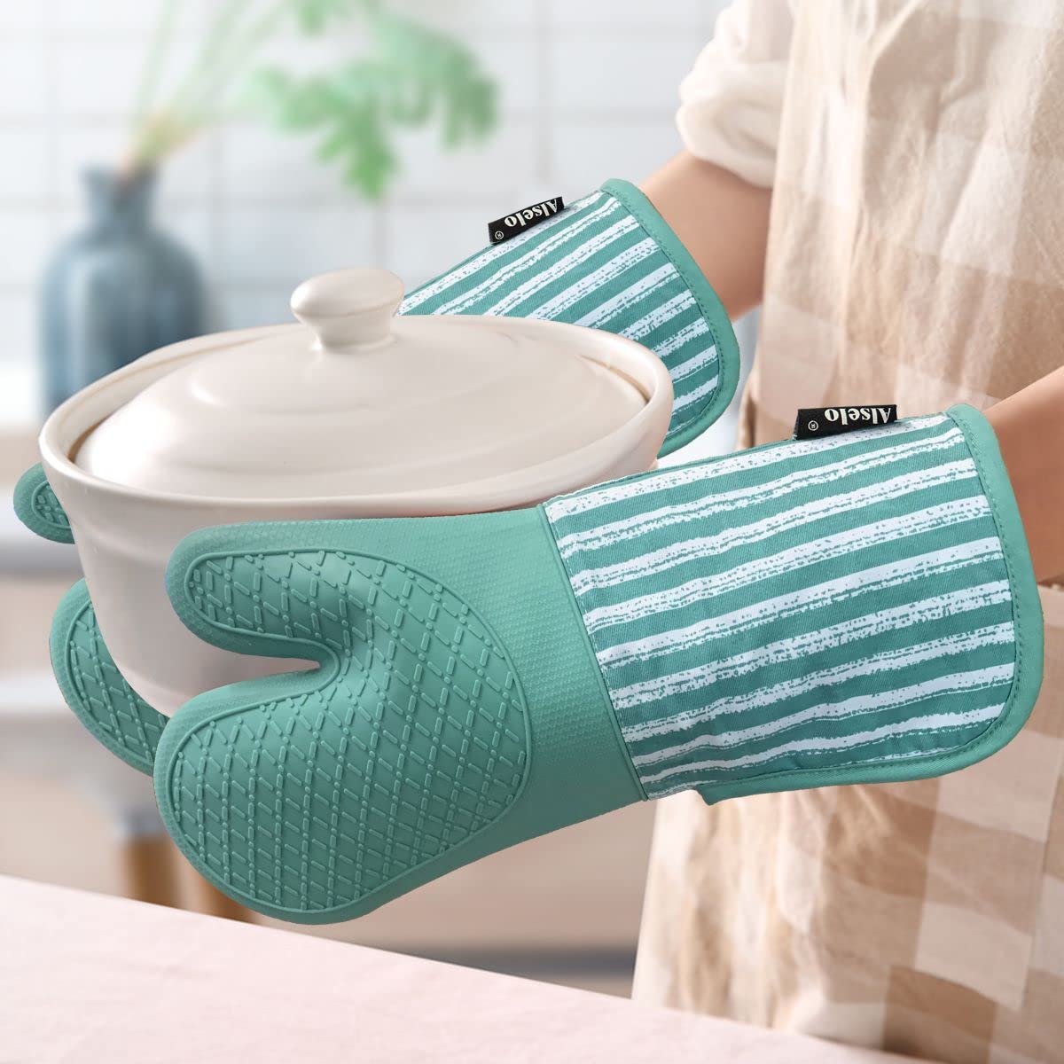 Alselo waterproof silicone mitts are easy to clean after spills