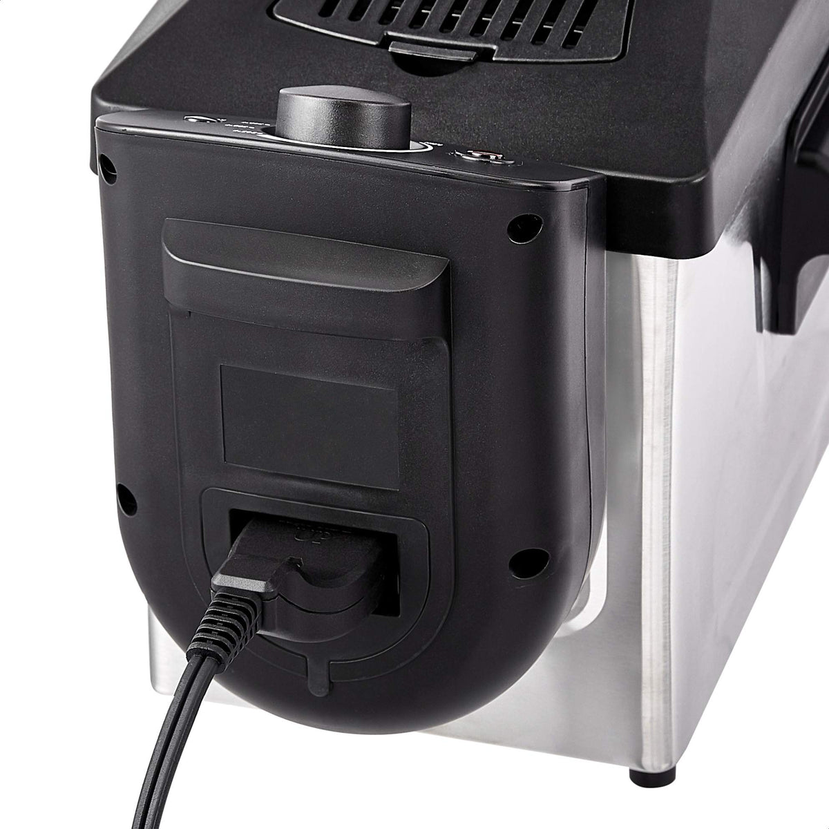 Amazon Basics 3.2-qt deep fryer stainless steel exterior adds durability and style.