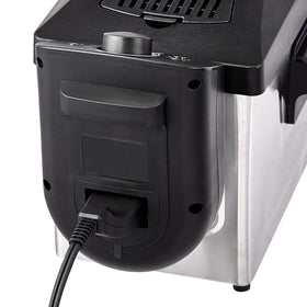 Amazon Basics 3.2-qt deep fryer stainless steel exterior adds durability and style.