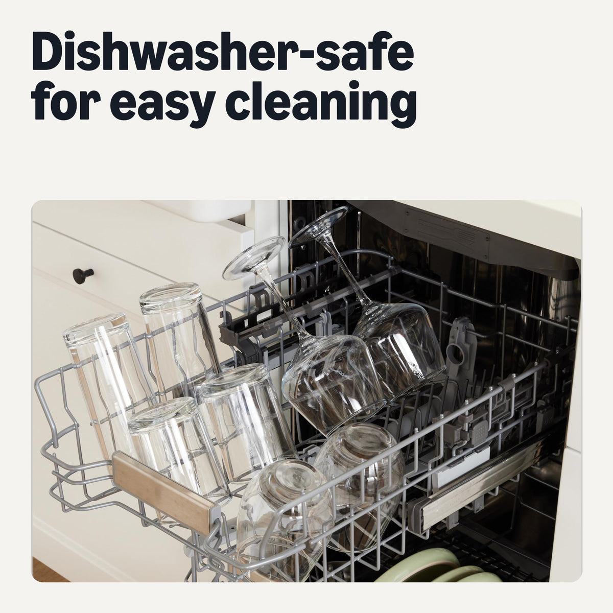Amazon Basics clear wine presentation captures the wine's natural luster.