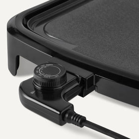 Amazon Basics griddle greases channels direct drippings to a tray.