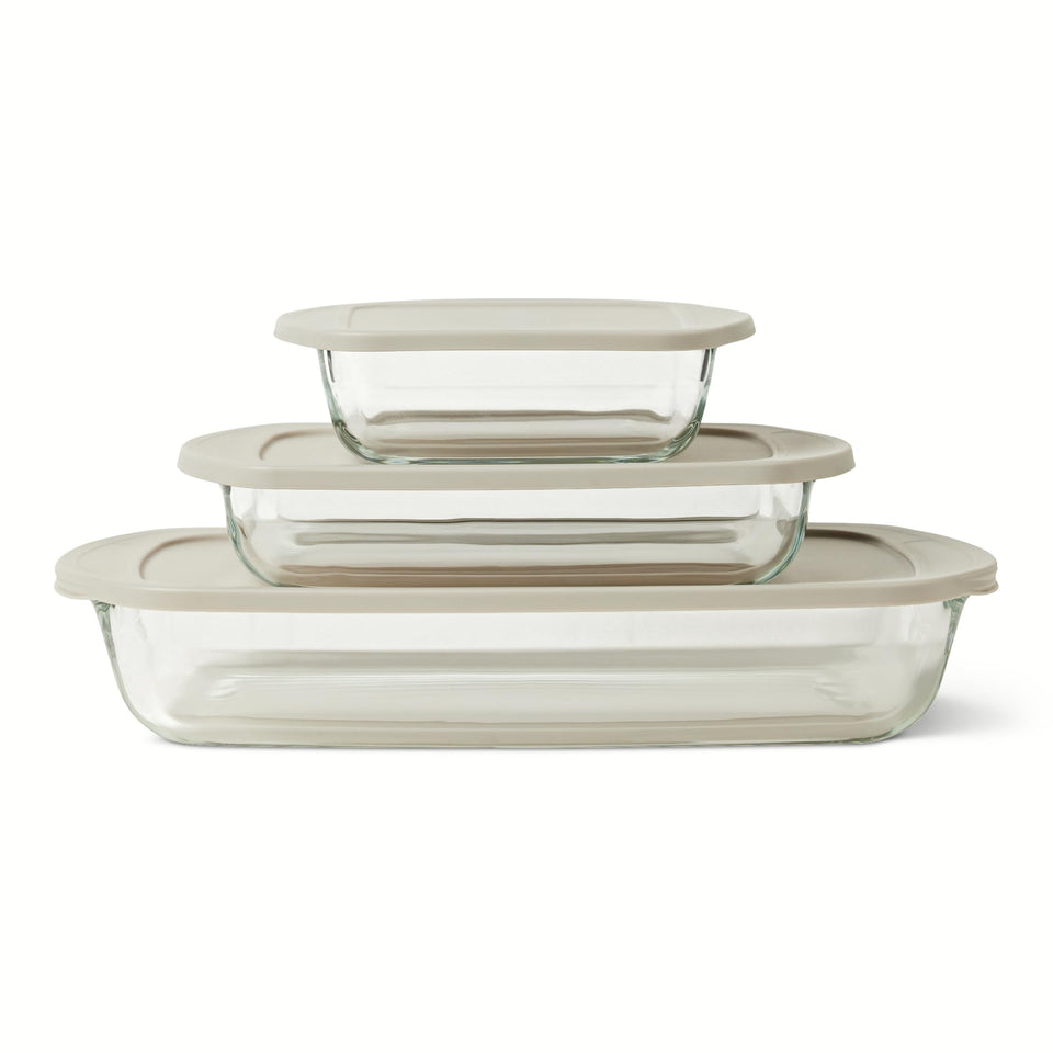Amazon Basics glass baking dish with lid for oven-to-table casseroles.