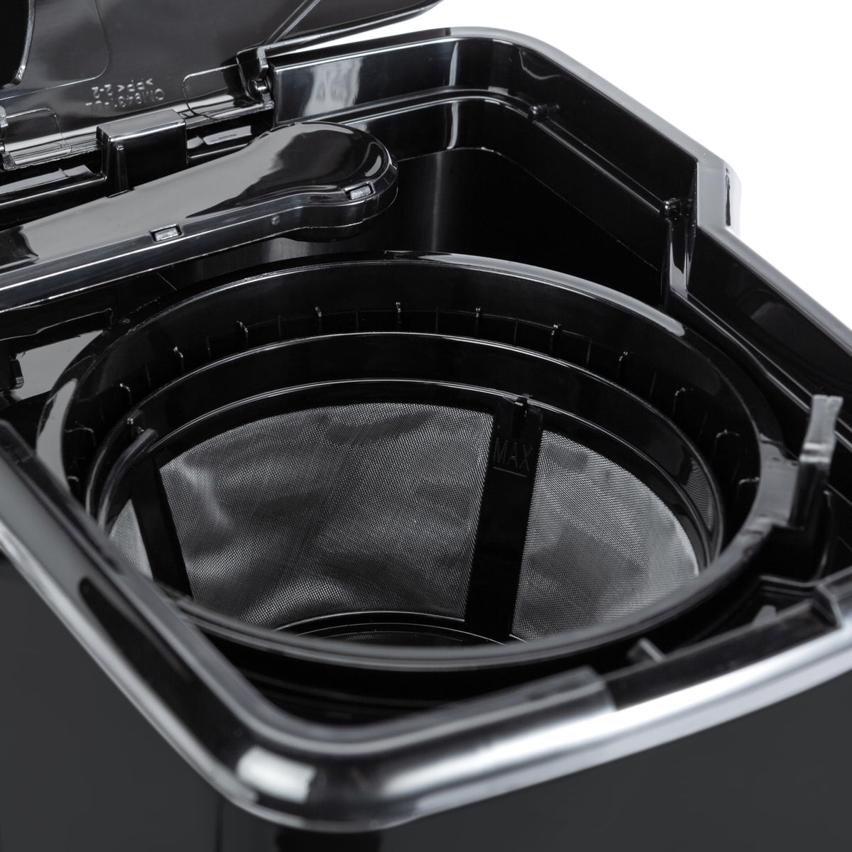 Amazon Basics removable filter basket makes grounds disposal easy.