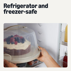 Amazon Basics refrigerator-safe cake carrier helps store cakes neatly.