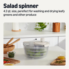 Amazon Basics salad spinner draining lid allows water to drain without removing the lid.