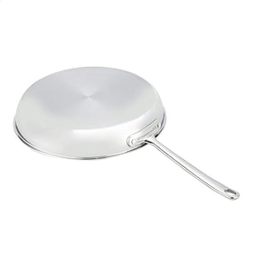 Amazon Basics interior view highlights non-reactive 18/8 stainless steel surface.