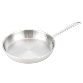 Amazon Basics tri-ply 12-inch fry pan top view shows even heat distribution in action.