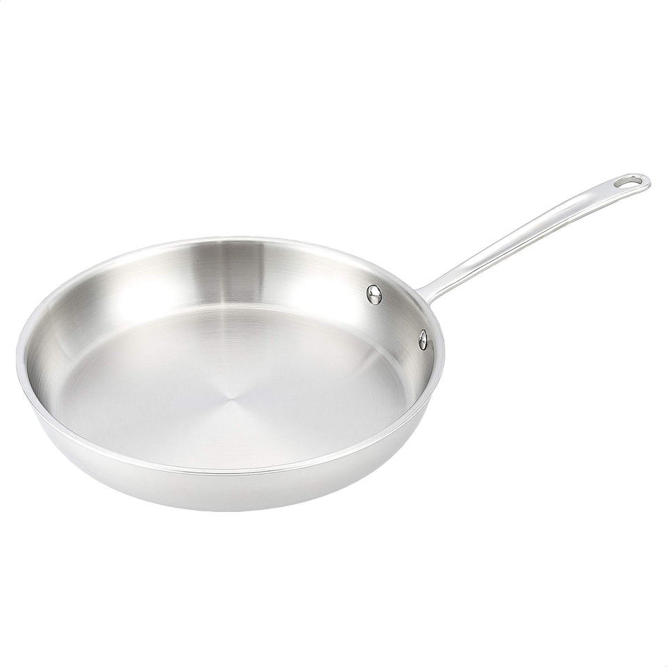 Amazon Basics tri-ply 12-inch fry pan top view shows even heat distribution in action.
