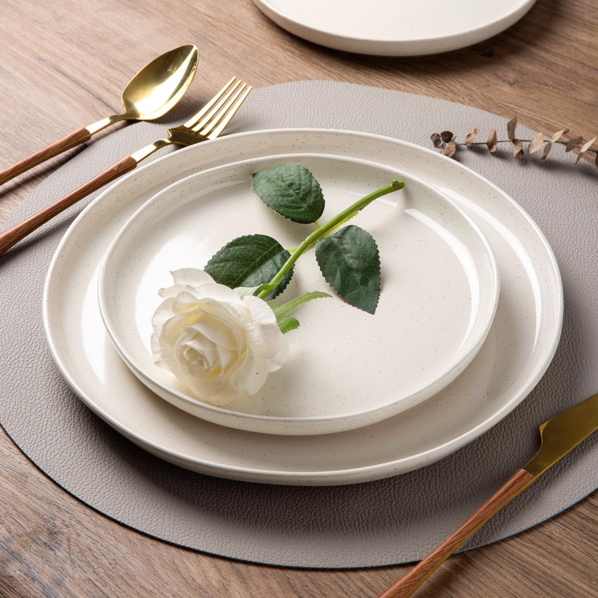AmorArc ceramic dinner plate with a scalloped edge for refined presentation.