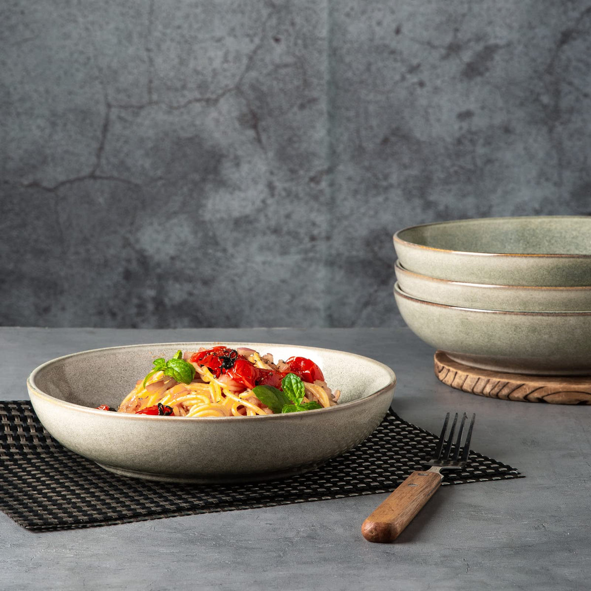 AmorArc deep wide bowl design keeps pasta and sauce neatly contained