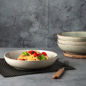 AmorArc deep wide bowl design keeps pasta and sauce neatly contained