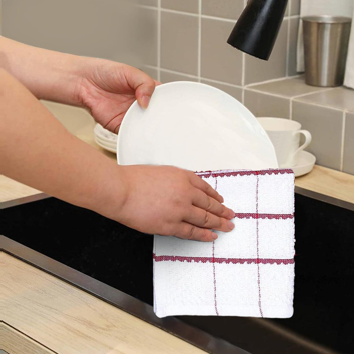 AMOUR INFINI absorbent cloths soaking up spills on countertops