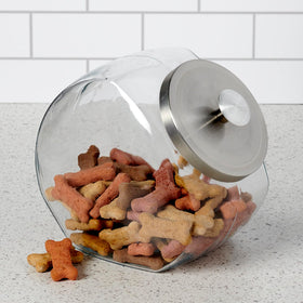 Anchor Hocking Penny Candy Jar lid features an oversized easy-grip knob.