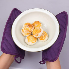 Anyi pot holders demonstrate multifunction use as oven mitt and potholder for various tasks.