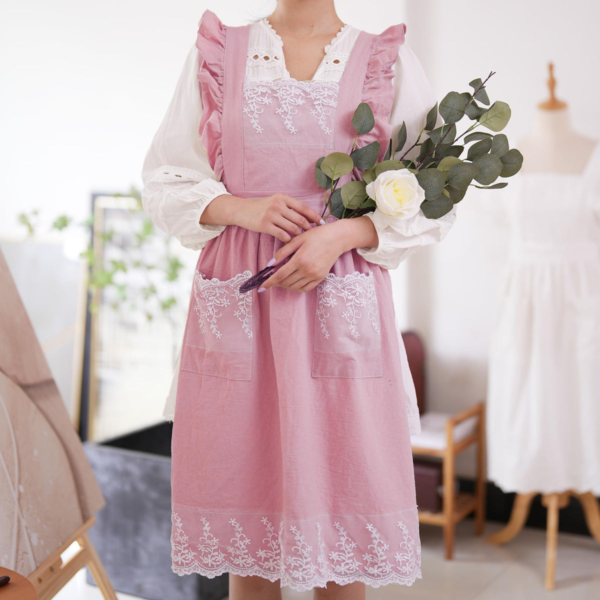 Aoomzoon apron cross-back design keeps the apron secure during tasks
